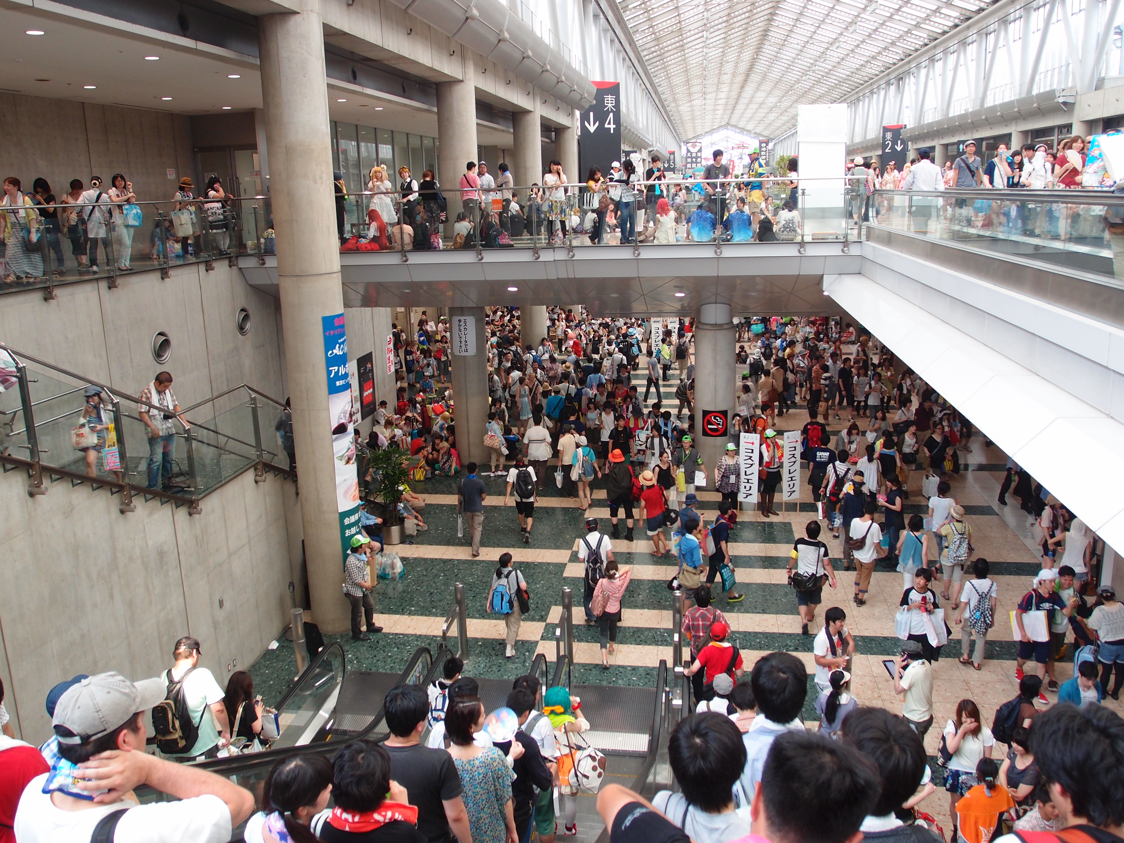 Stands de dōjinshi au Comiket 84, convention où CLAMP a fait ses débuts dans les années 1980, Tōkyō Big Sight, 2013, Photo : Guilhem Vellut / Wikimedia Commons, CC BY 2.0