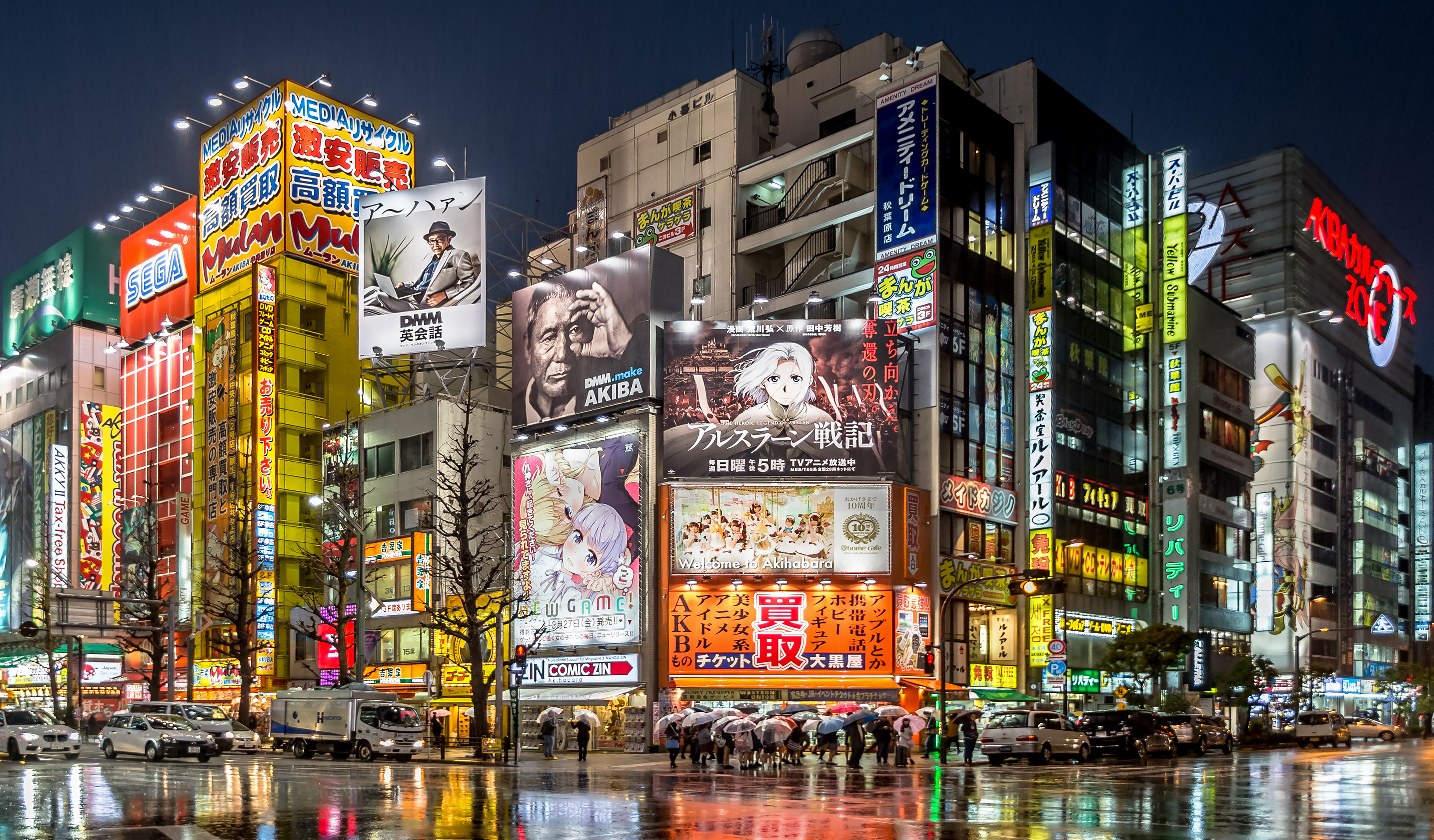 Le quartier d'Akihabara à Tōkyō la nuit, épicentre mondial de la culture manga et anime, Photo : IQRemix / Wikimedia Commons, CC BY-SA 2.0