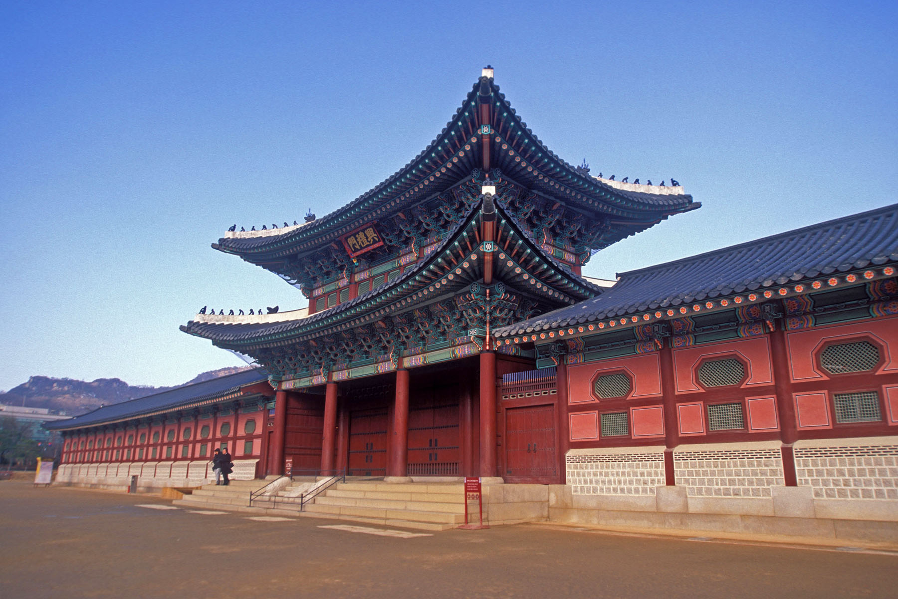 La porte Heungnyemun du palais Gyeongbokgung à Séoul, construit en 1394 sous la dynastie Joseon, Photo : Laszlo Ilyes / Wikimedia Commons, CC BY 2.0