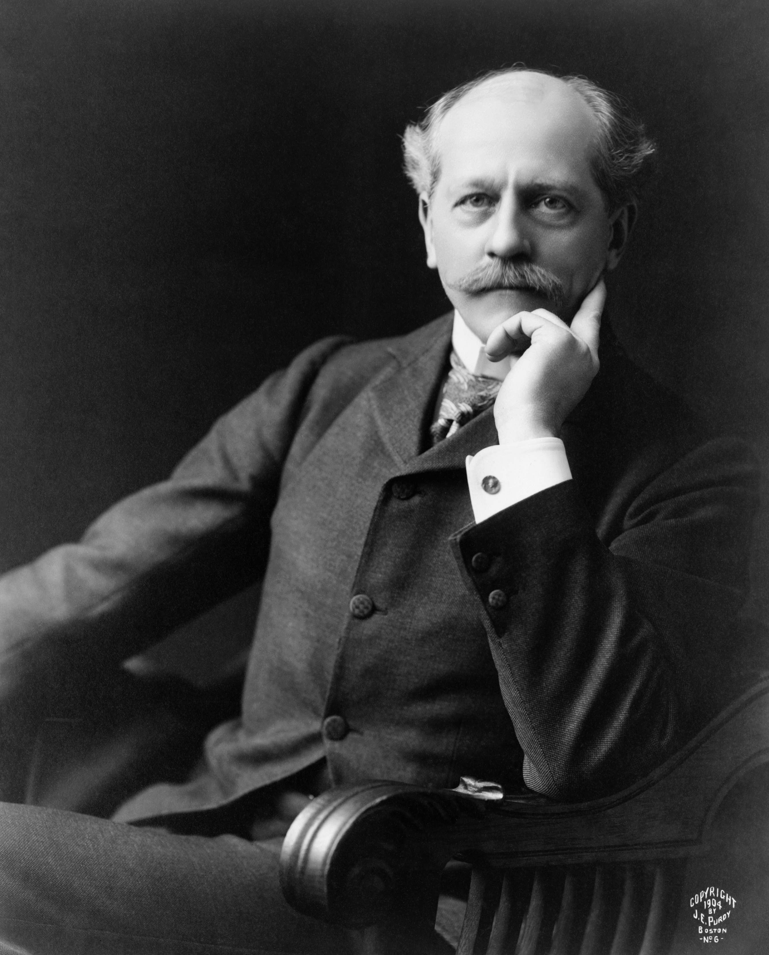 Portrait de Percival Lowell (1855-1916), l'astronome américain dont le livre popularisa l'expression « Land of the Morning Calm », Photo : James E. Purdy, 1904, domaine public