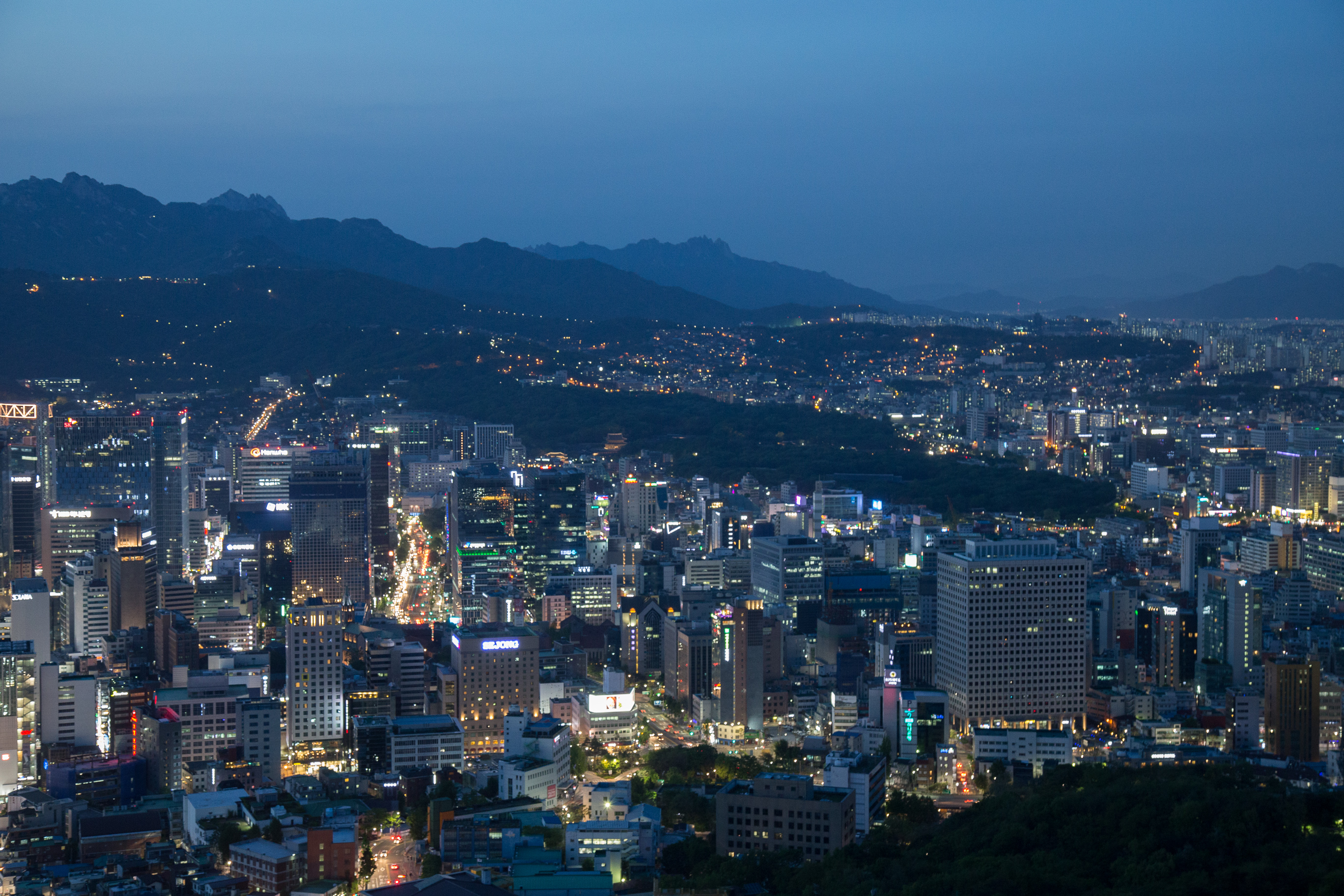 Vue nocturne sur Séoul depuis le mont Namsan avec la Jongno Tower et le palais Changdeokgung en arrière-plan, Photo : Laurie Nevay / Wikimedia Commons, CC BY-SA 2.0
