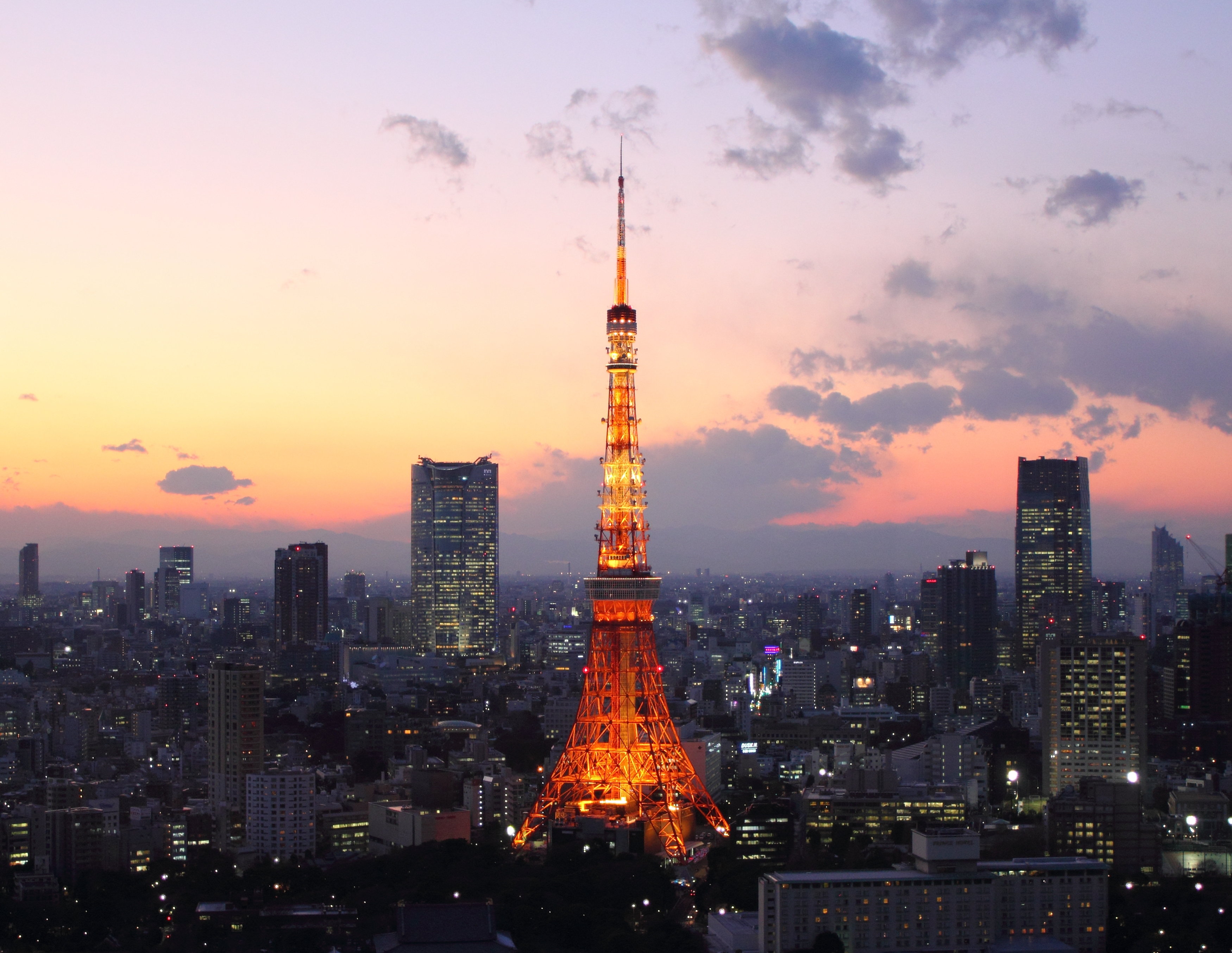 La Tour de Tōkyō au crépuscule, lieu central de l'intrigue de X/1999 où se déroule la bataille finale entre les Dragons du Ciel et de la Terre, Photo : Kakidai / Wikimedia Commons, CC BY-SA 3.0