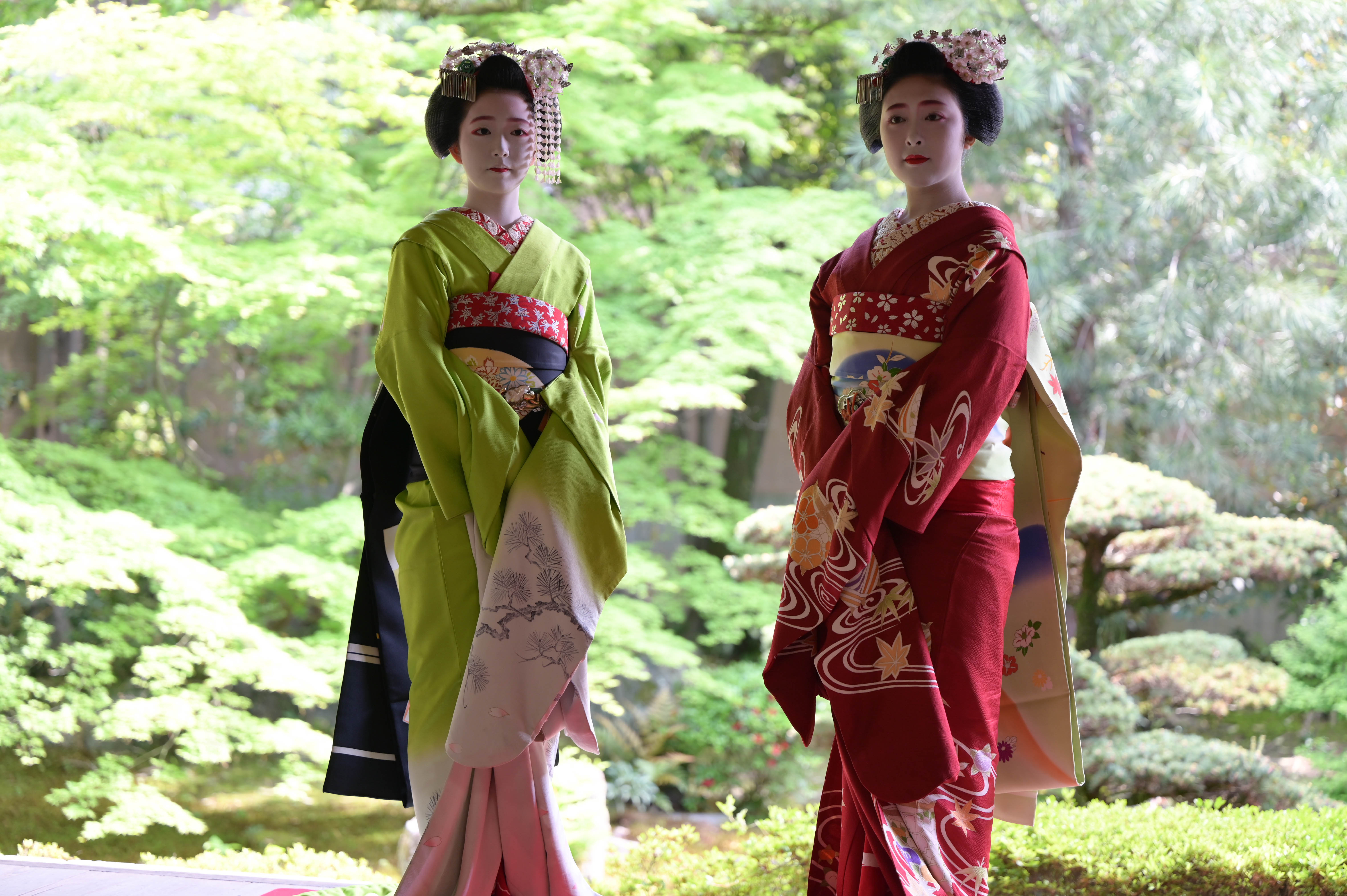 Deux jeunes maiko (apprenties geisha) en kimono traditionnel au temple Seirai-in à Kyōto, Photo : Takaaki Kawai / Wikimedia Commons, CC BY-SA 2.0