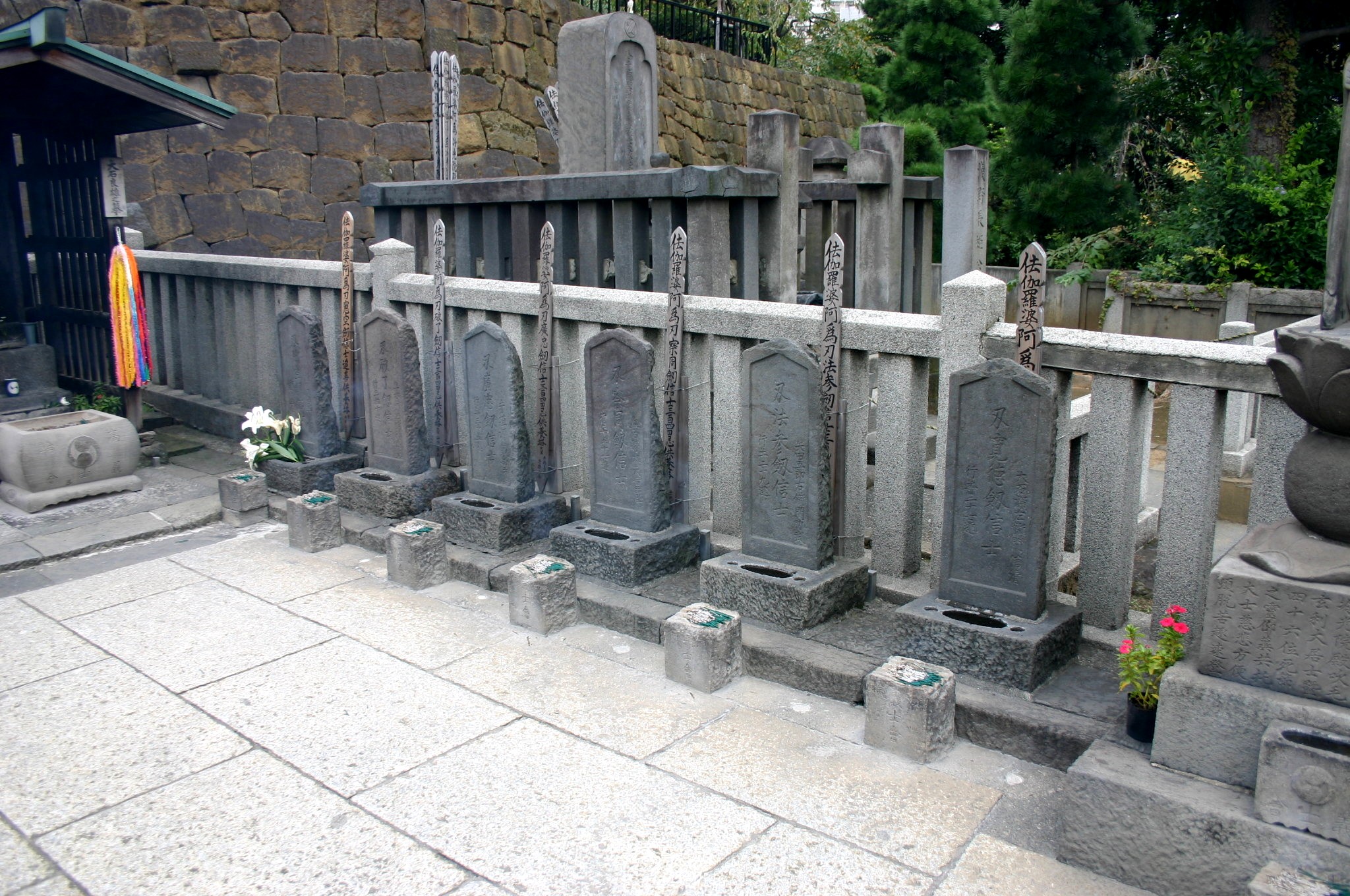 The aligned graves of the forty-seven rōnin in the enclosure of Sengaku-ji temple in Tōkyō, beside the tomb of their lord Asano Naganori.
