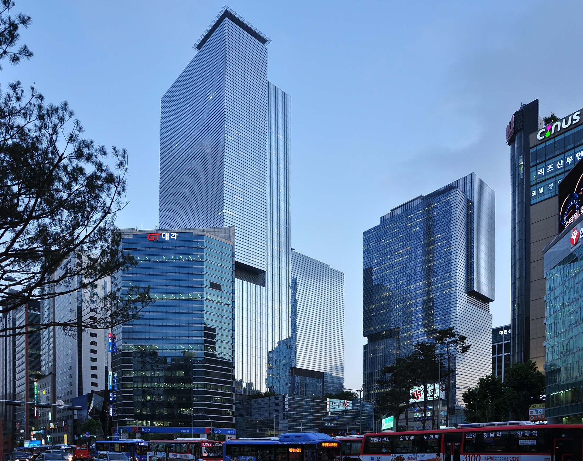 Vista nocturna del distrito de negocios de Gangnam, en Seúl, con las torres de las sedes de los chaebols iluminadas
