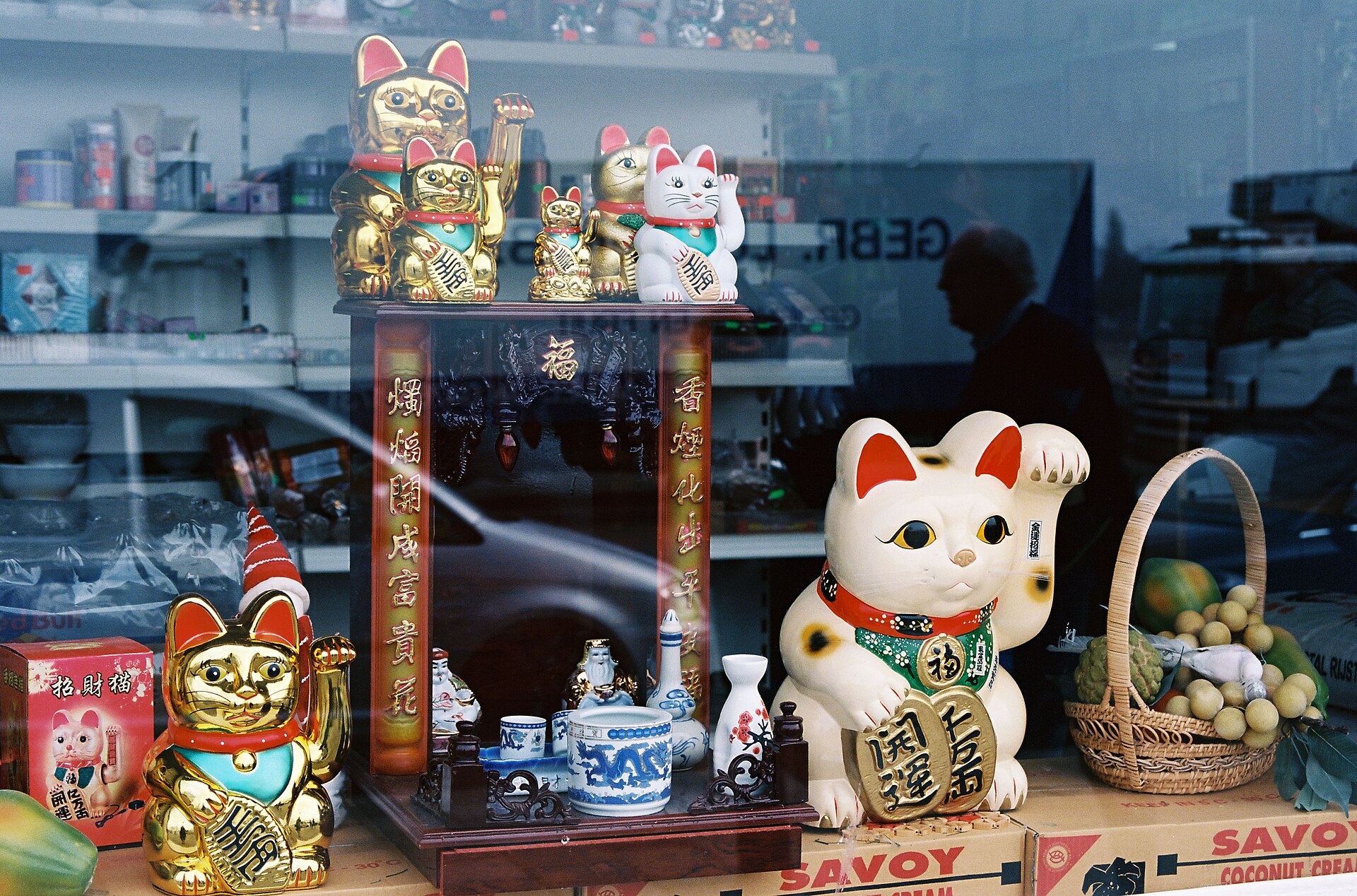 Étagères couvertes de centaines de figurines maneki-neko blanches au temple Gōtoku-ji, à Setagaya, Tōkyō