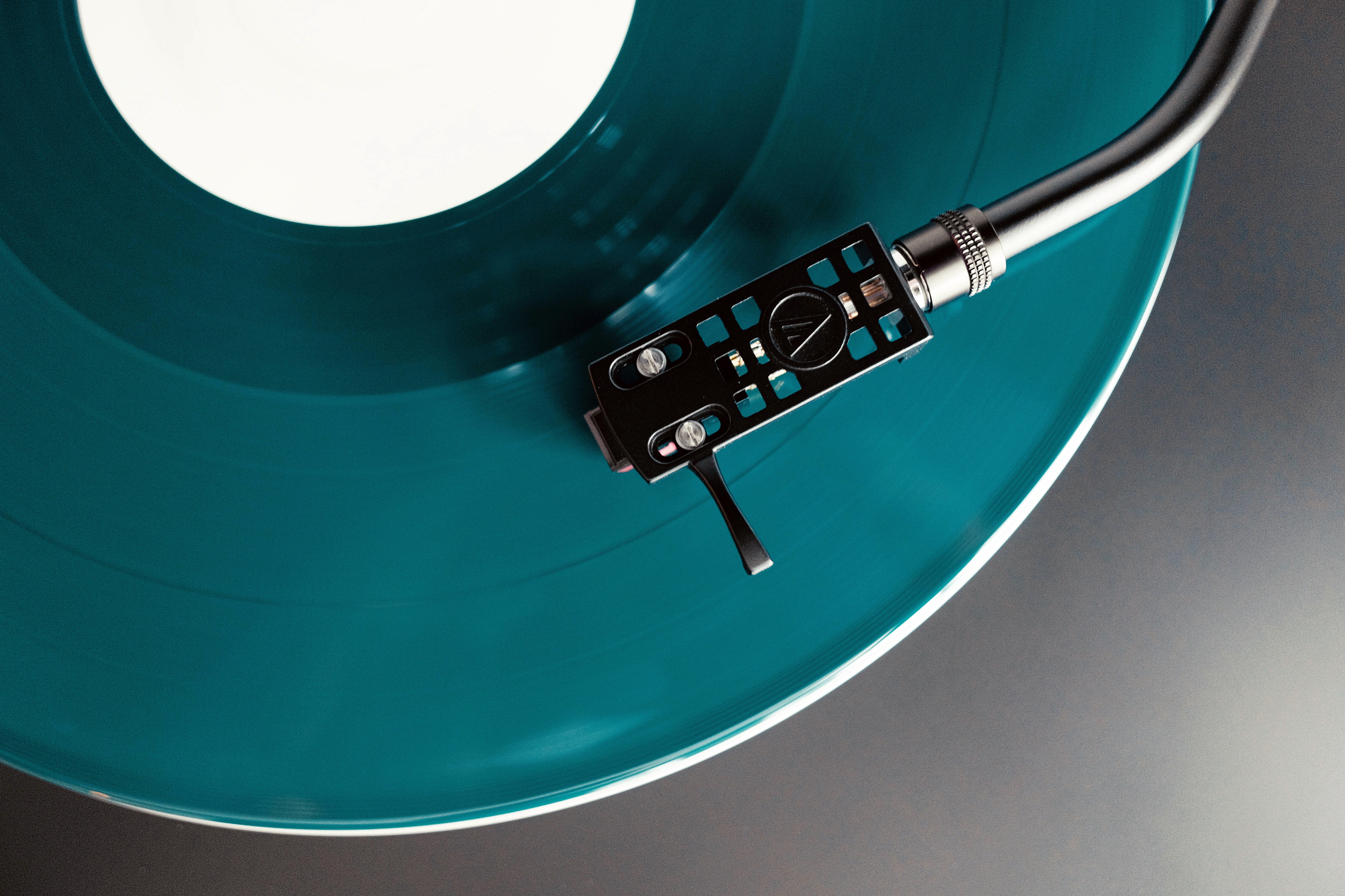 A colored vinyl record spinning on a turntable, the emblematic medium of the city pop revival