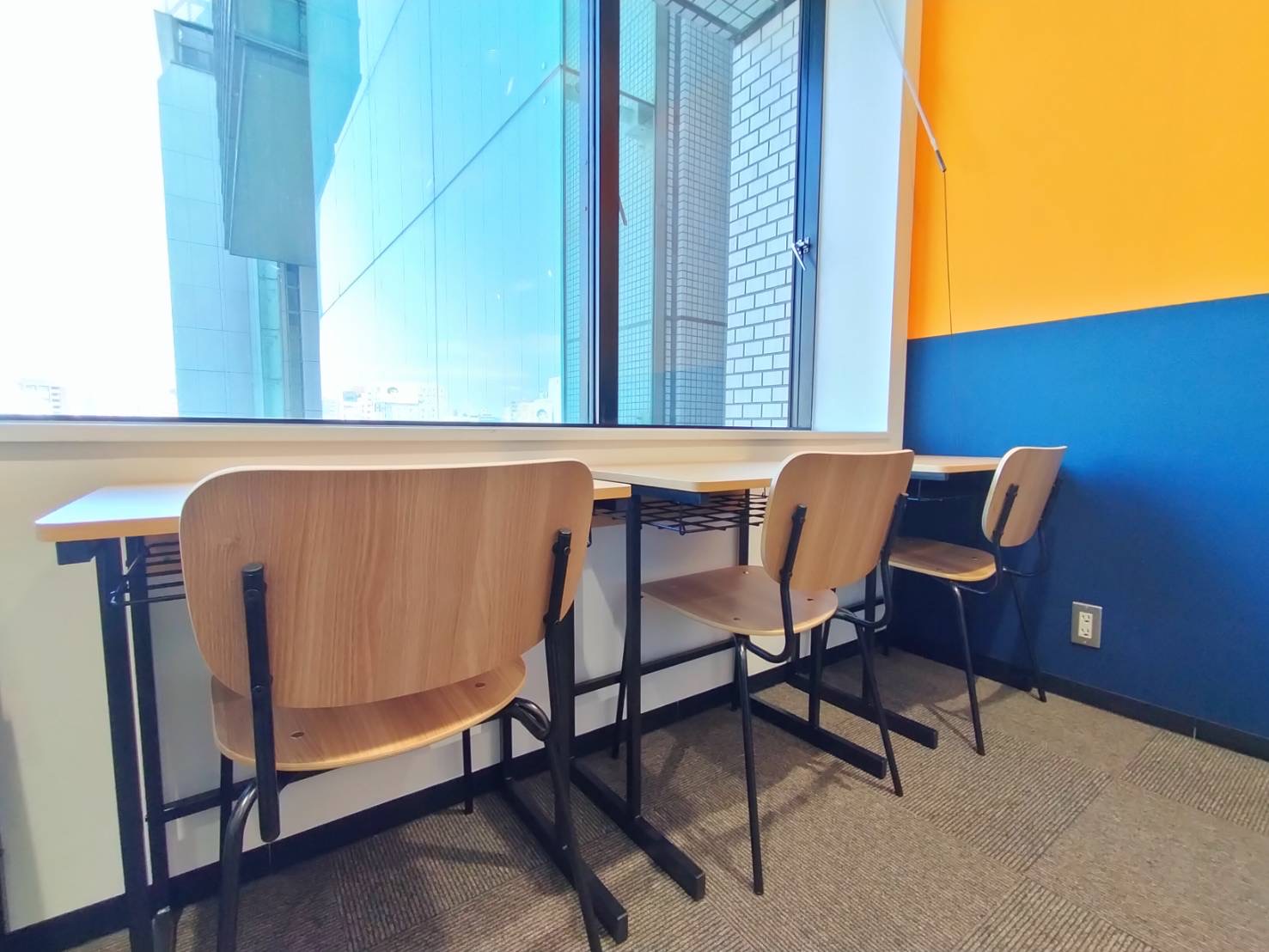 Study room of a Japanese cram school, rows of individual desks and partitioned workstations where students revise in silence in the evening.