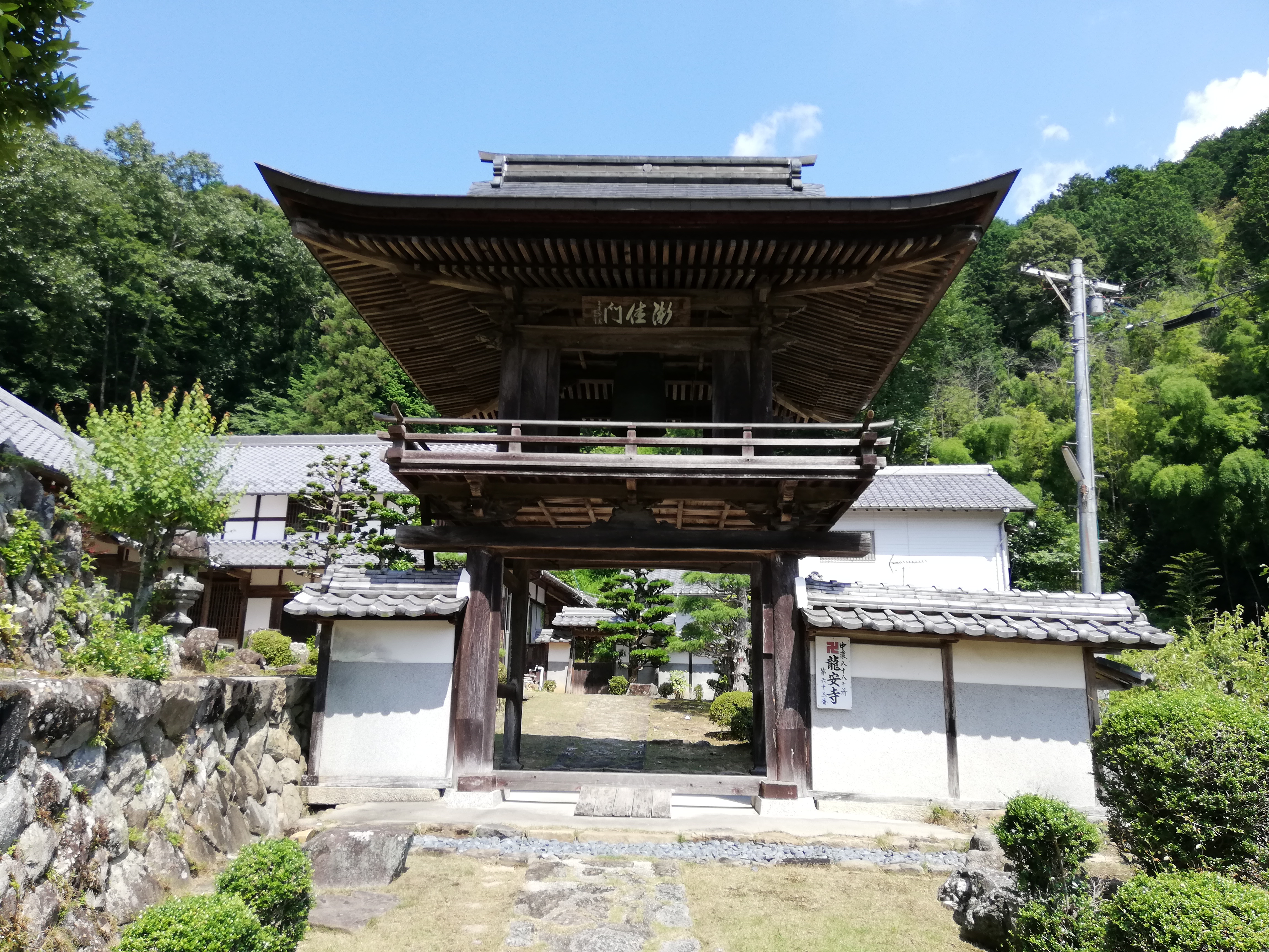 Dry kare-sansui rock garden of a Zen temple in Kyōto, raked gravel and spaced stones