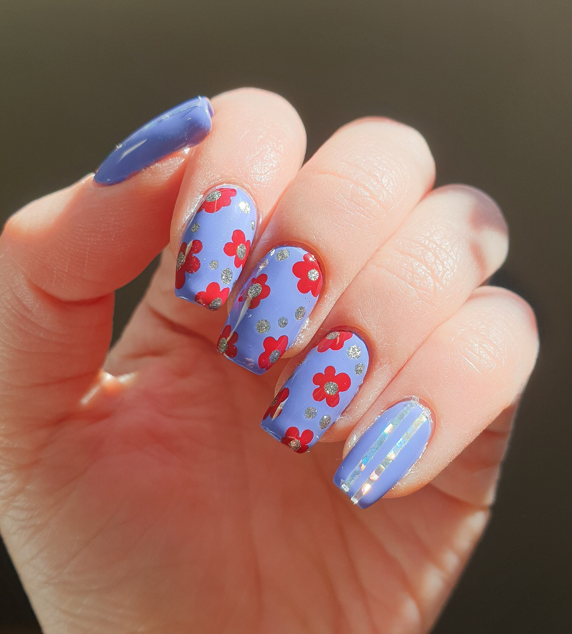 Japanese gyaru nails richly decorated with reliefs, rhinestones, and jewels, created by a manicure collective in Fukuoka