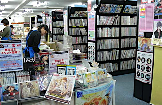 Interior de una tienda de manga en Tōkyō, estanterías repletas de volúmenes de series de acción