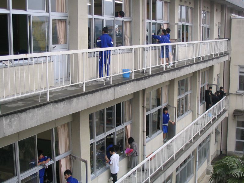 Japanese pupils in PE kit cleaning their school during o-sōji